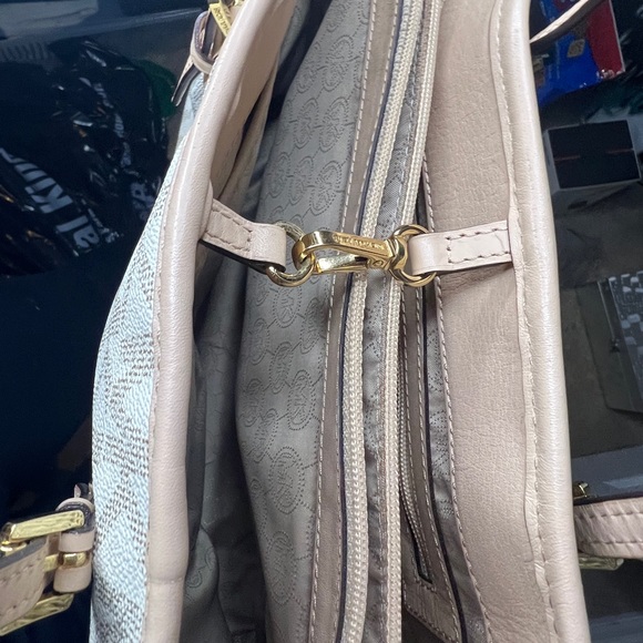 Michael Kors Vanilla Jet Set Travel Tote - Picture 9 of 16